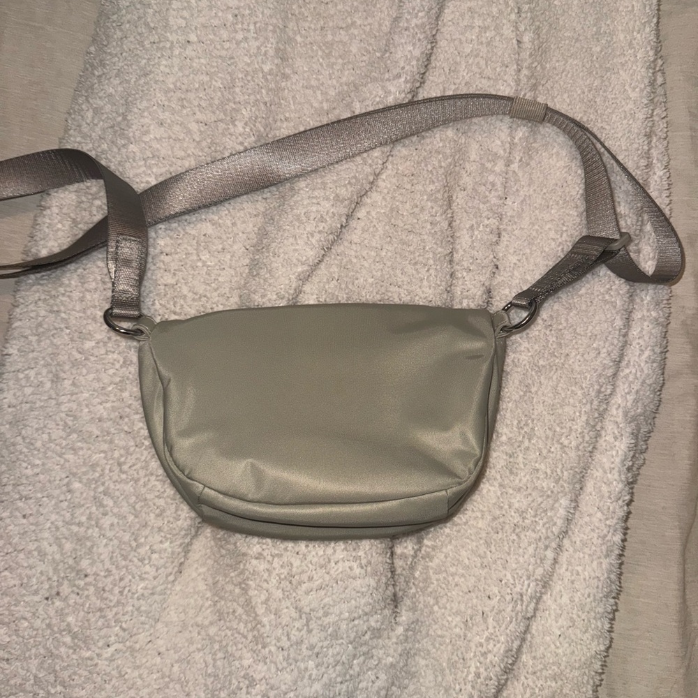 Lululemon All Night Festival Bag
Micro 2L Raw Linen/Silver - Picture 2 of 5